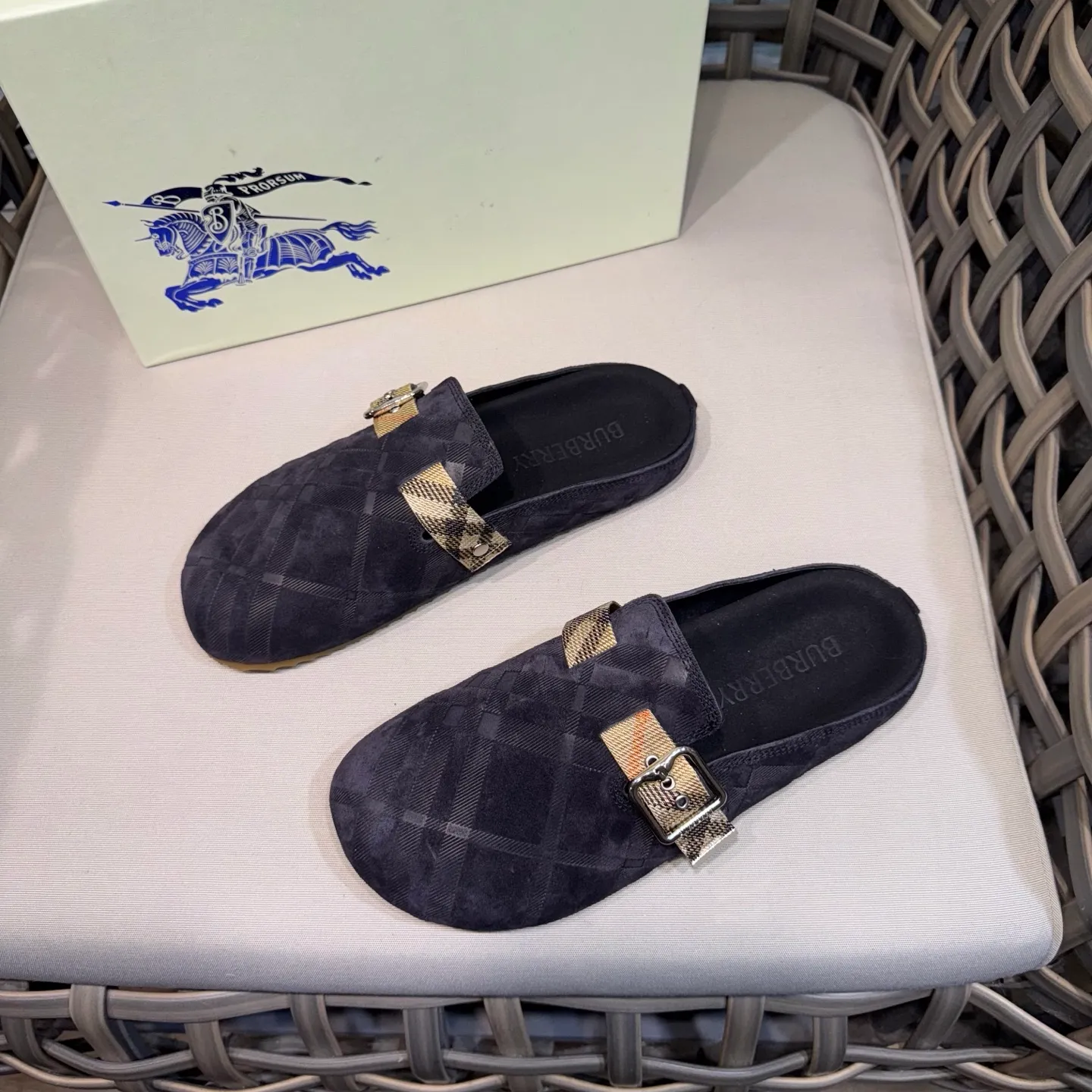 Men's Men's Shoes 💰360 [New Style] 🐝🐝Burberry New Burberry - Men's Checked Leather Urchin Half-Flop Sandal Made of soft suede cowhide and calfskin, these half-flop sandals feature an adjustable B-shaped buckle strap and are decorated with the signature sand-colored Burberry check in jacquard worsted. The upper wraps around the midsole and is paired with a sole made of the same upper material with an embossed logo on the heel and a wavy rubber outsole embellished with the Burberry lettering. Fashionable and casual! Comes with full set of original packaging dust bag! Code number: 39-40-41-42-43-44 standard code (38/45 can be customized and returns and exchanges are not supported)